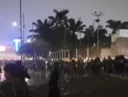 Demo 27 Agustus 2026 Ricuh: Massa Jebol Pagar, Bakar Ban, Water Cannon Dikerahkan