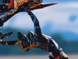 Aksi FMX Superman Seat Grab: Saat Rider ‘Menempel’ di Motor dan Menantang Gravitasi